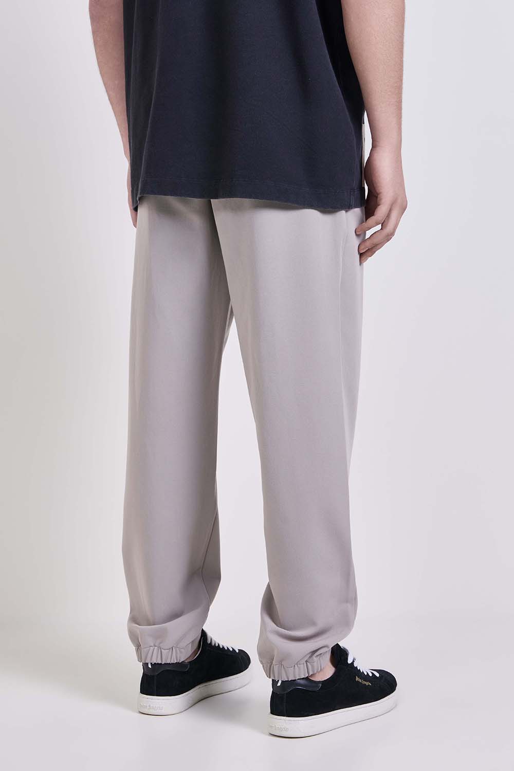 תמונת דוגמן אחורית של מכנסי צ'ינו