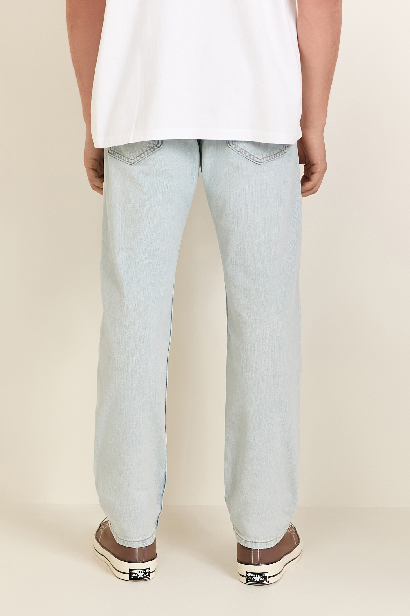 תמונת דוגמן אחורית של מכנסי ג'ינס טפר 502