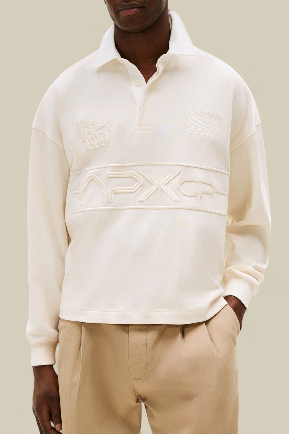 תמונת דוגמן קידמית של טומי הילפיגר X סרט פורמולה 1 חולצת פולו