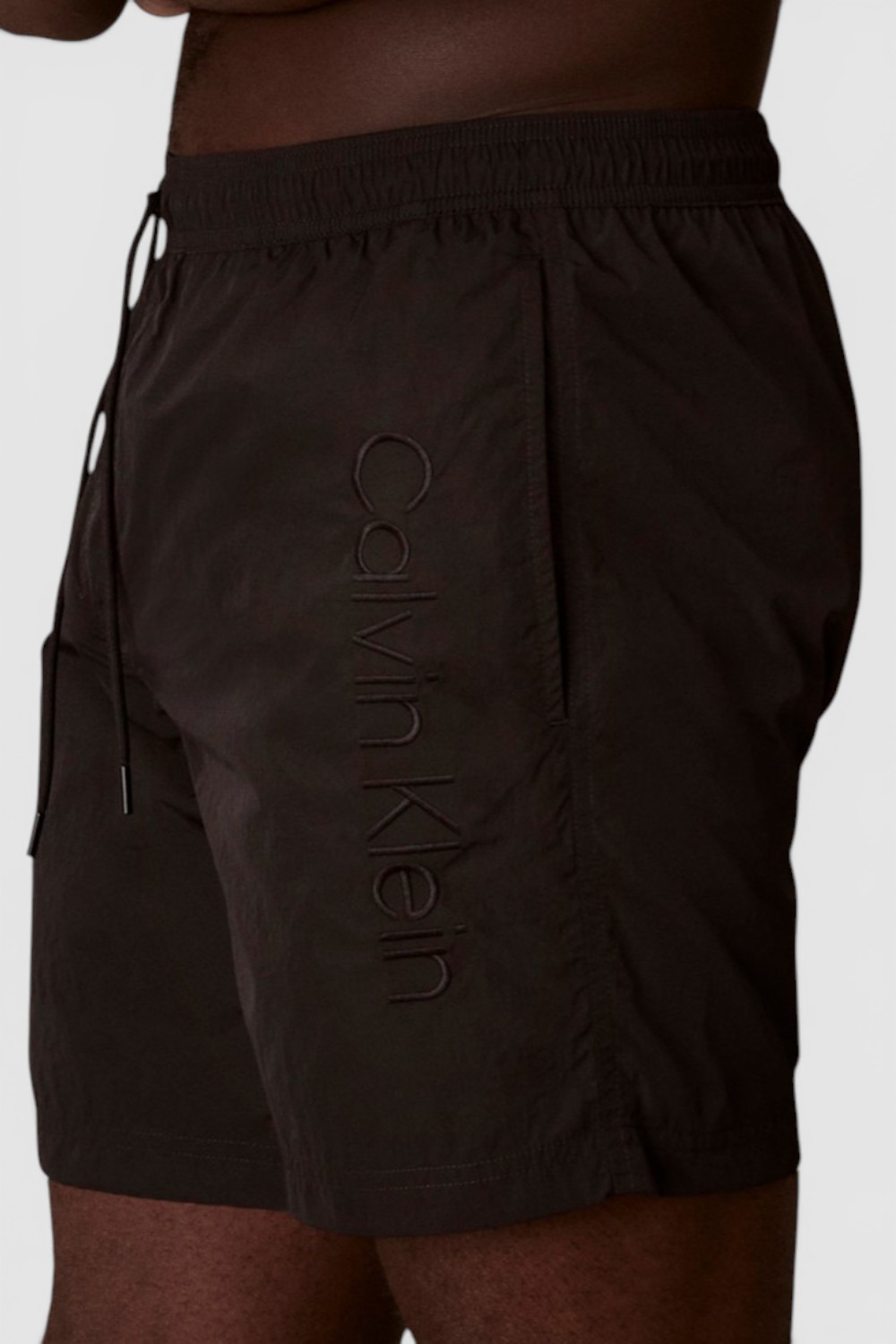 תמונת תקריב דוגמן של מכנסי בגד ים