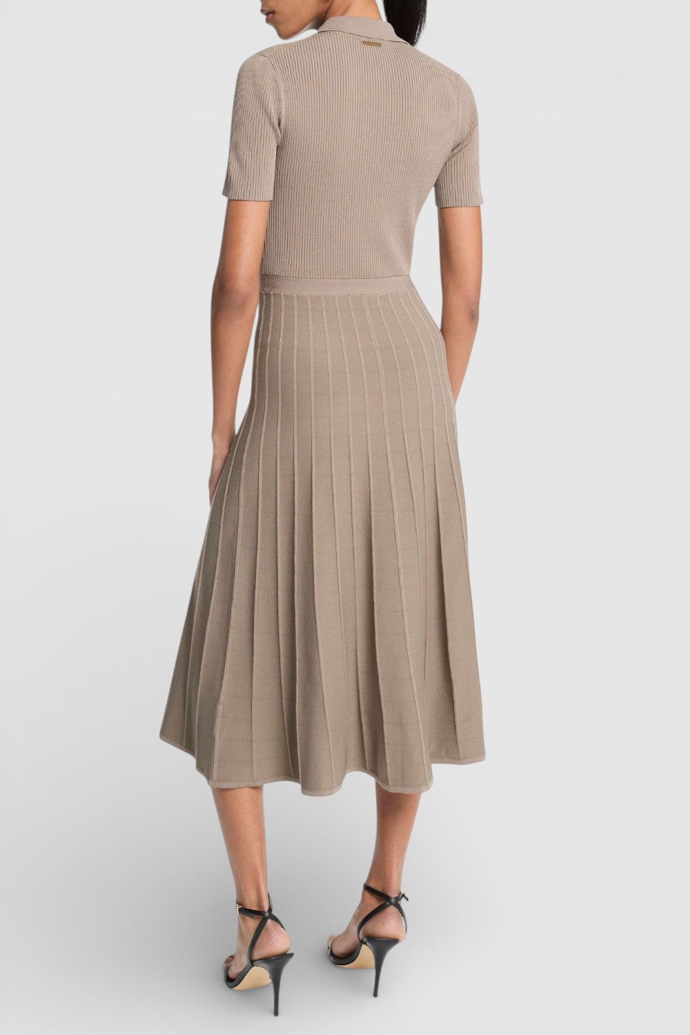 תמונת דוגמן אחורית של שמלת מידי ריב