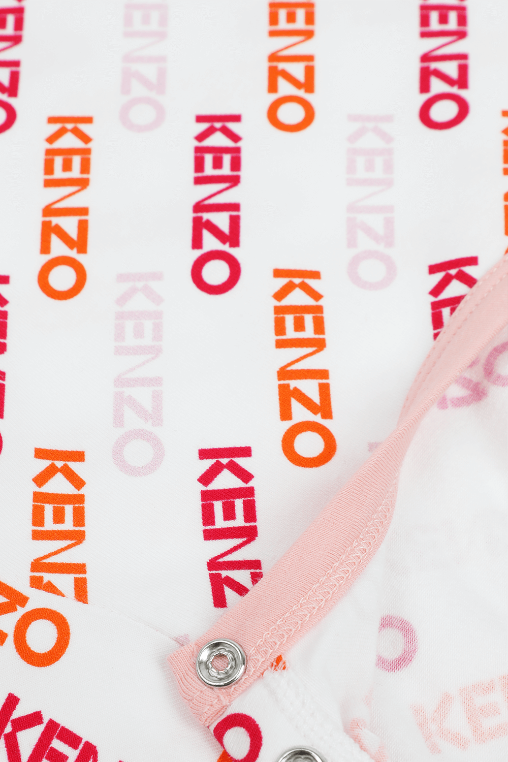 תמונה אחורית של שמלה עם שרוולים קצרים