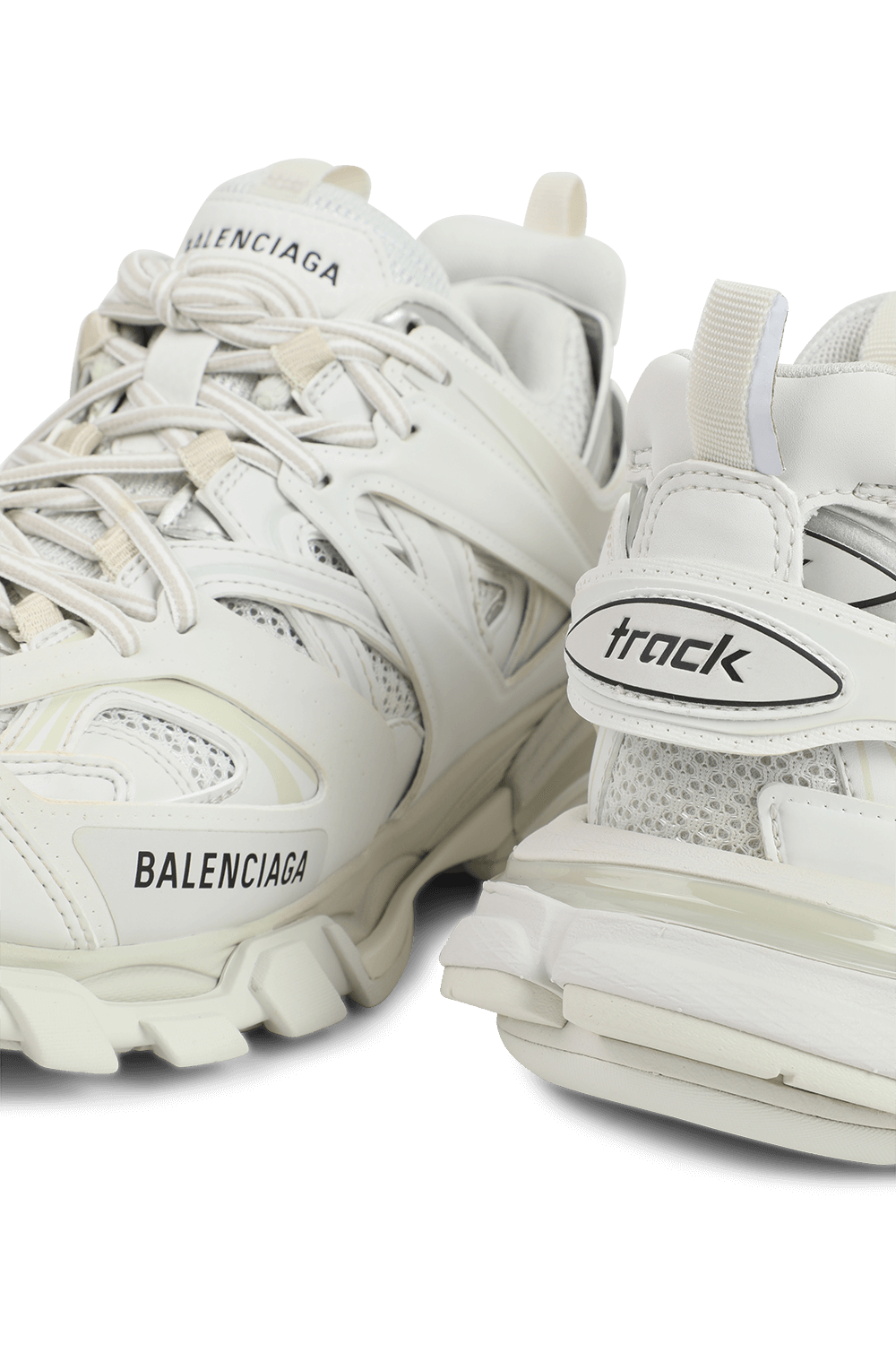 תמונת תקריב של נעלי טראק בלבן