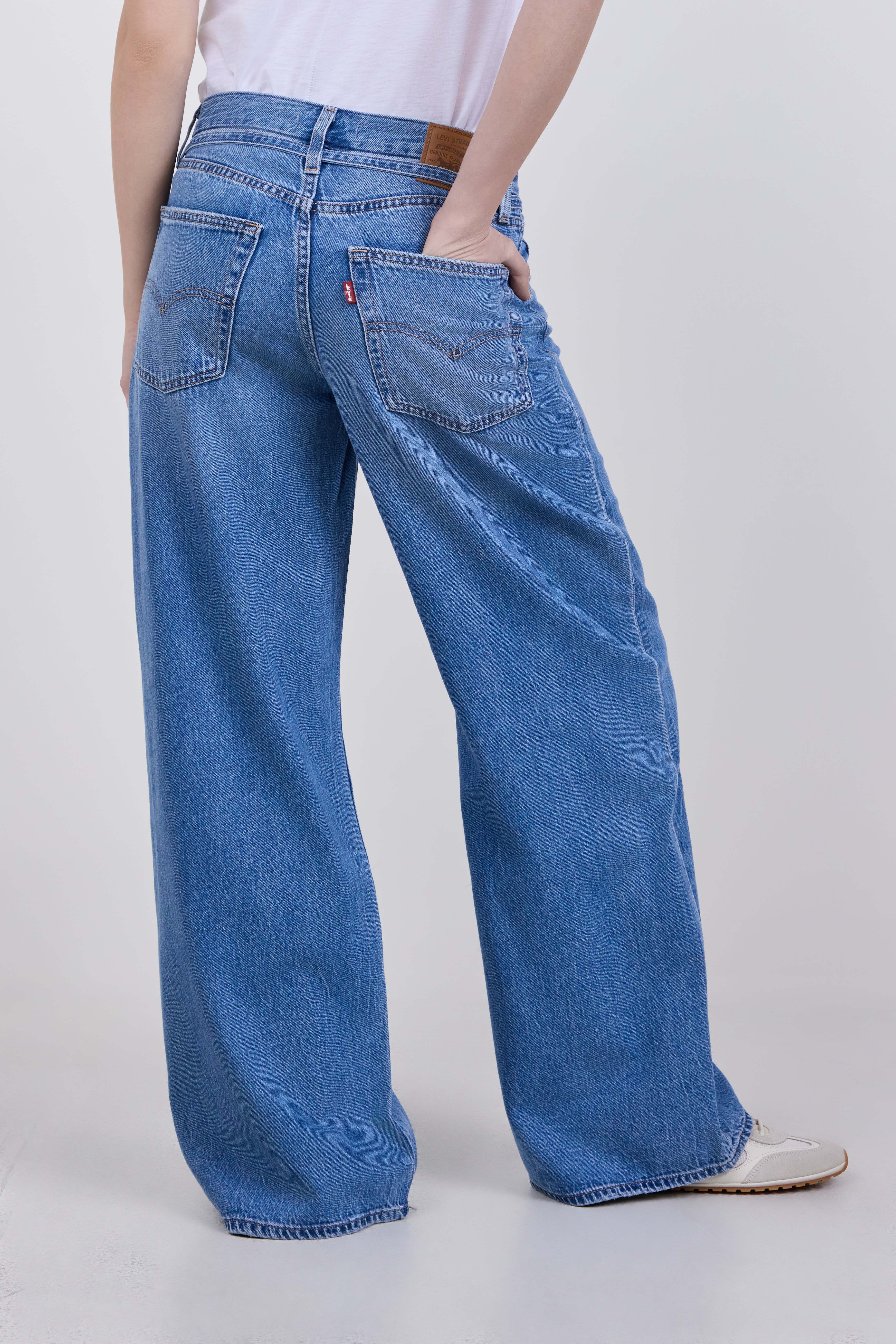 תמונת דוגמן אחורית של מכנסי ג'ינס בגזרה רחבה