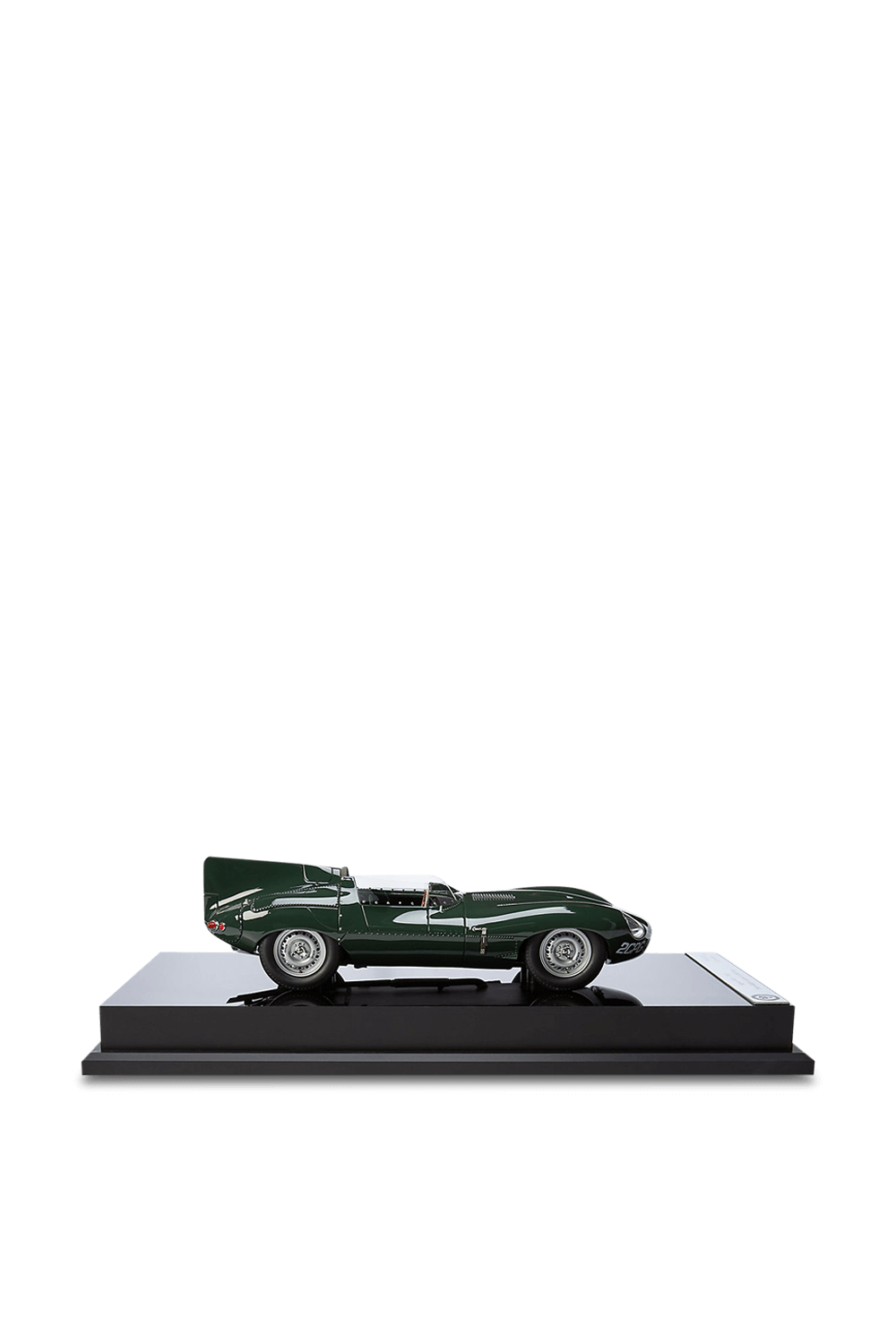 תמונה קידמית של פסל מכונית מדגם יגואר אקס קיי די