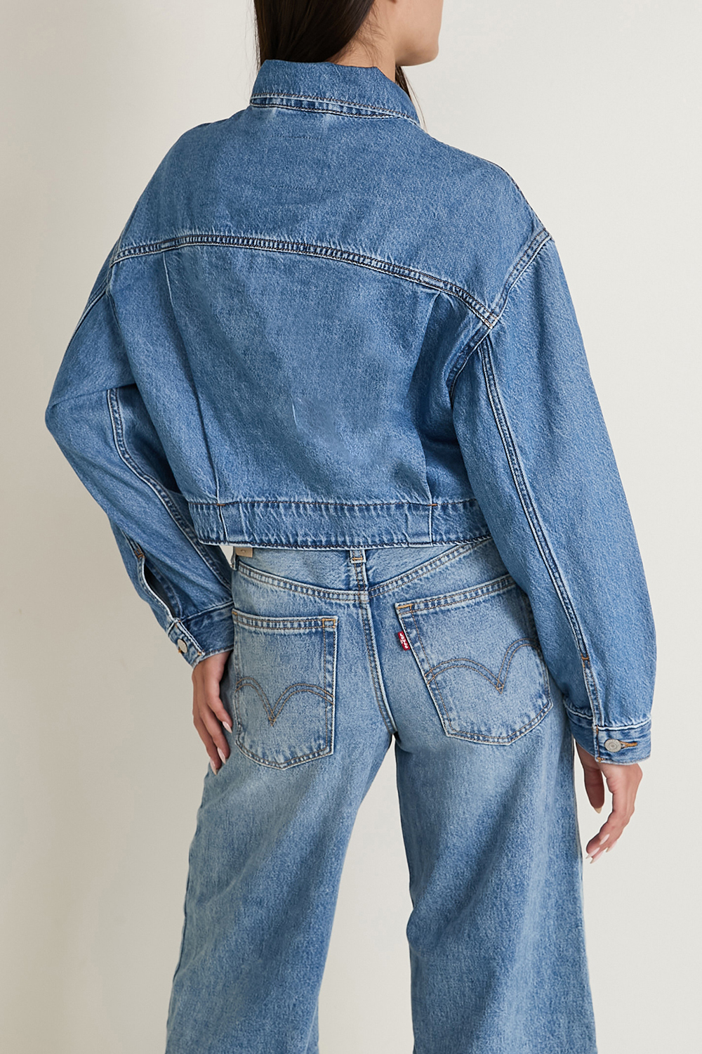 תמונת דוגמן אחורית של ז'קט ג'ינס