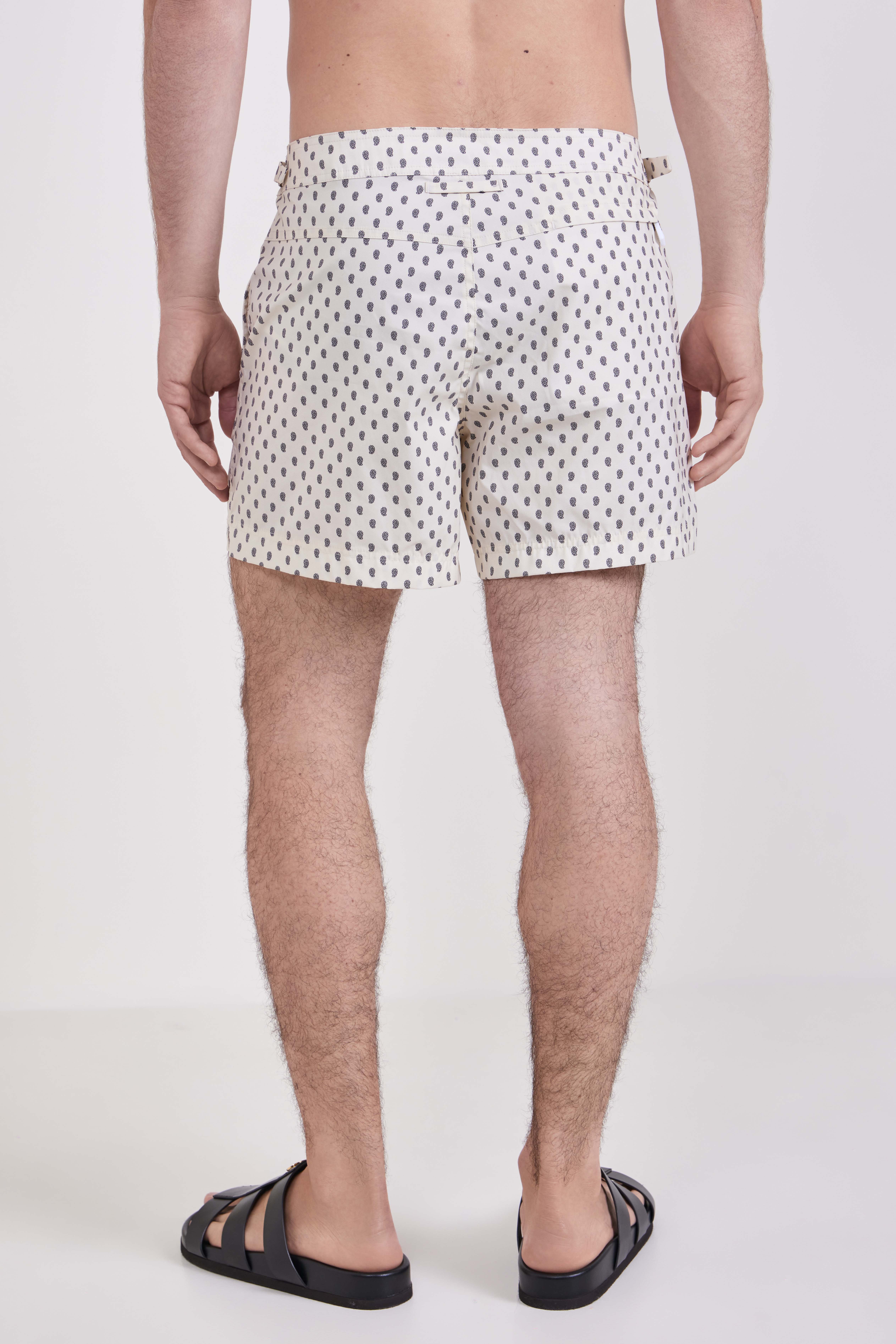 תמונת דוגמן אחורית של מכנסי בגד ים