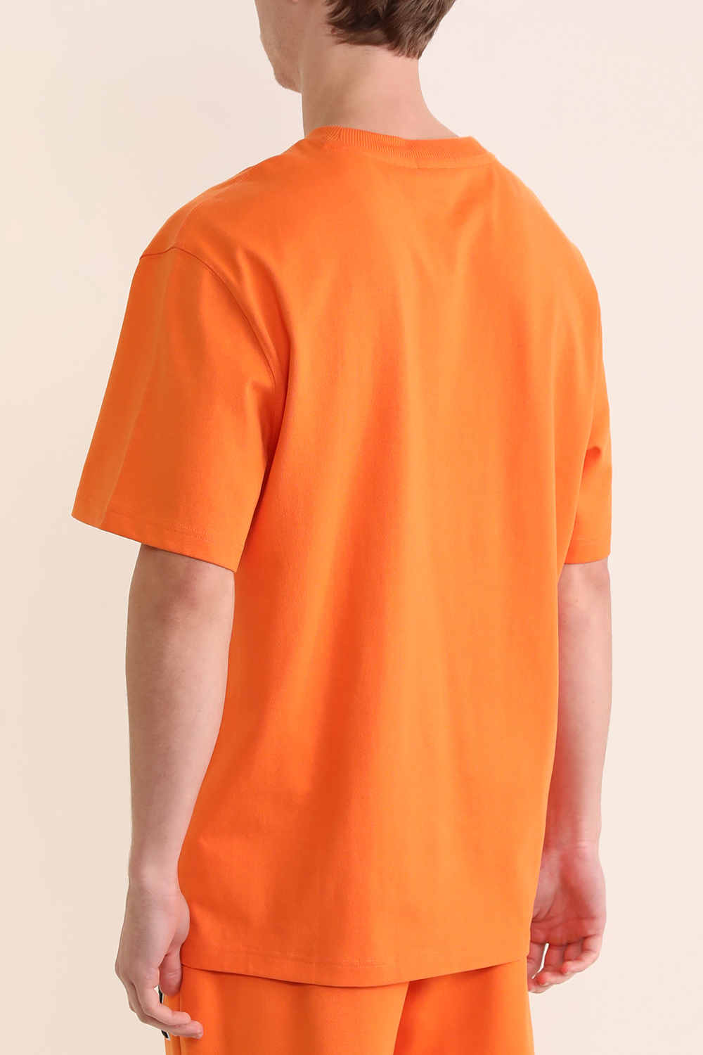 תמונת דוגמן אחורית של פומה X אמי חולצת טי מכותנה אורגנית