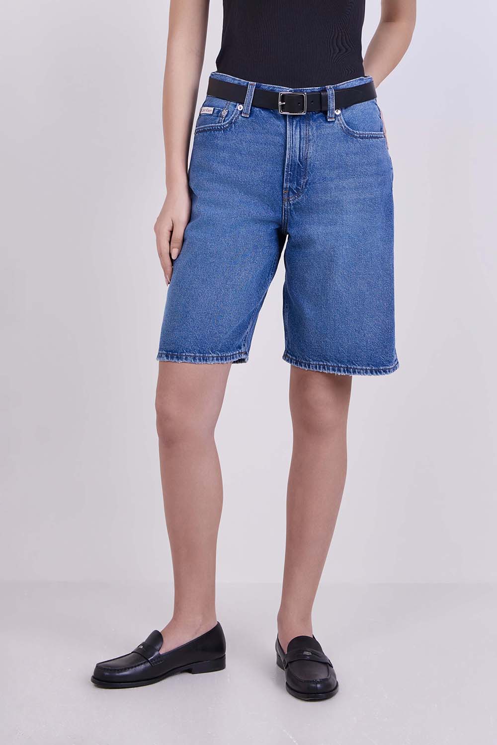 תמונת דוגמן קידמית של מכנסי ג'ינס קצרים