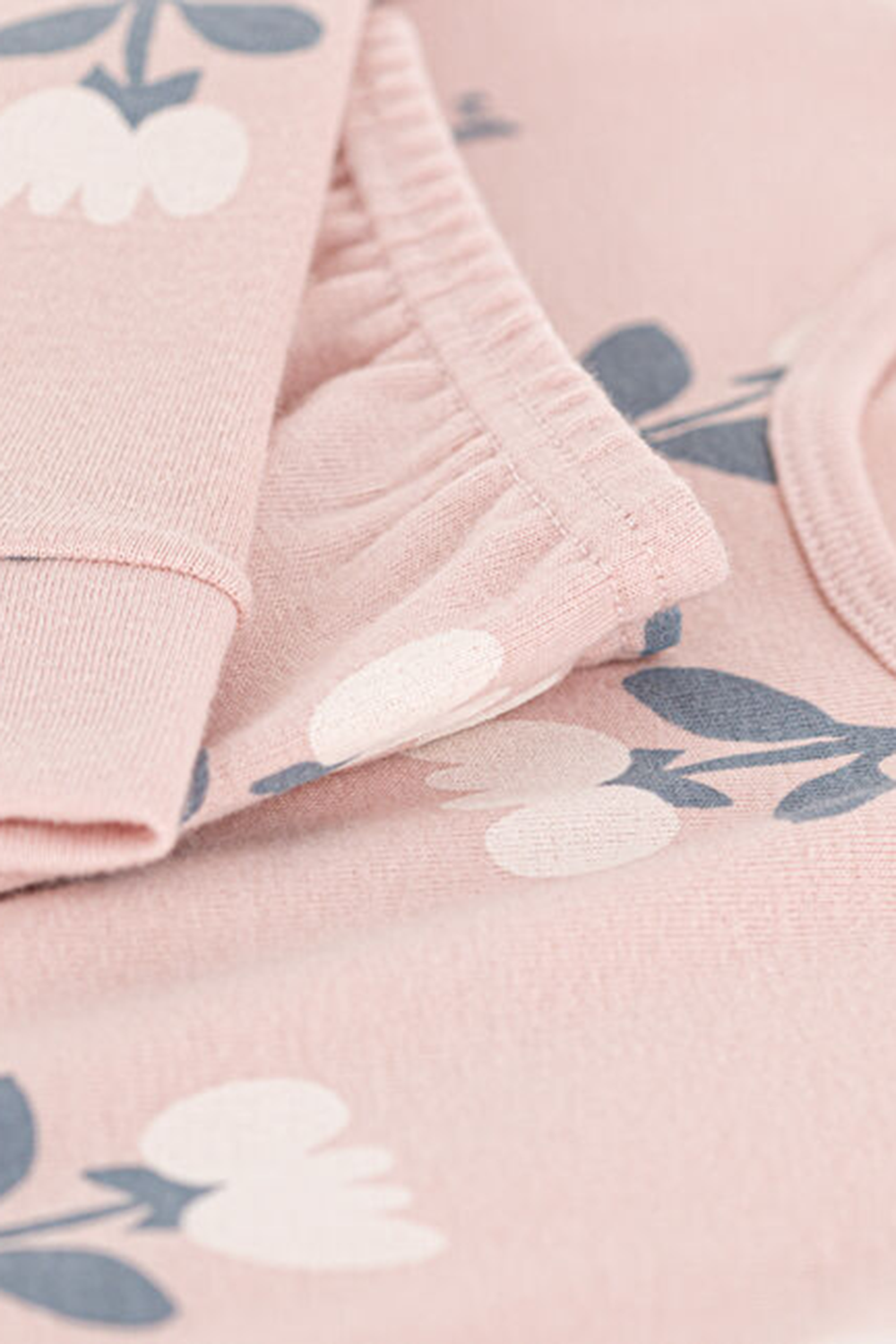 תמונת פנים של סט פיג'מה פרחוני מכותנת פליז אורגנית - גילאי 3-4