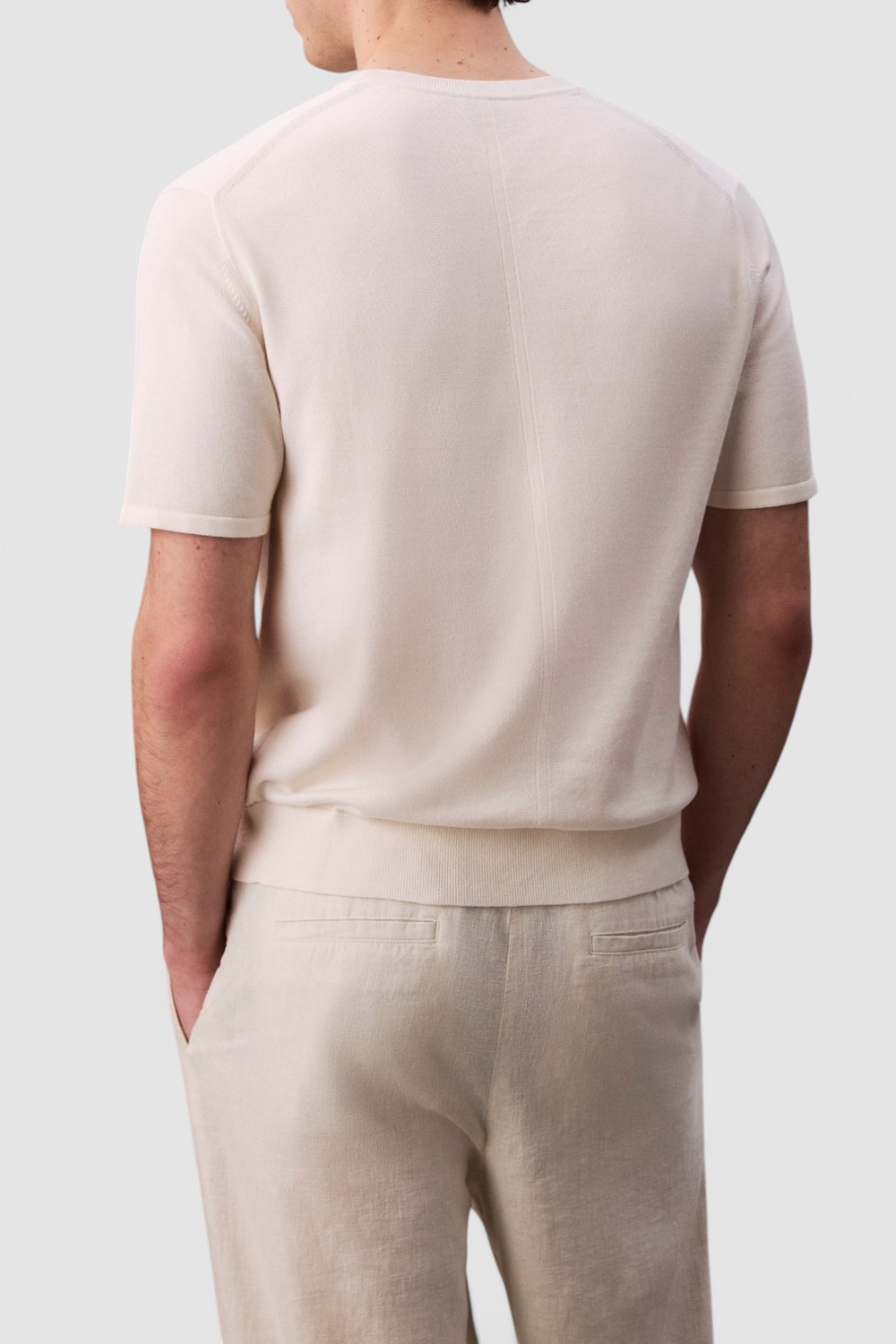 תמונת דוגמן אחורית של חולצת טי בגזרה משוחררת