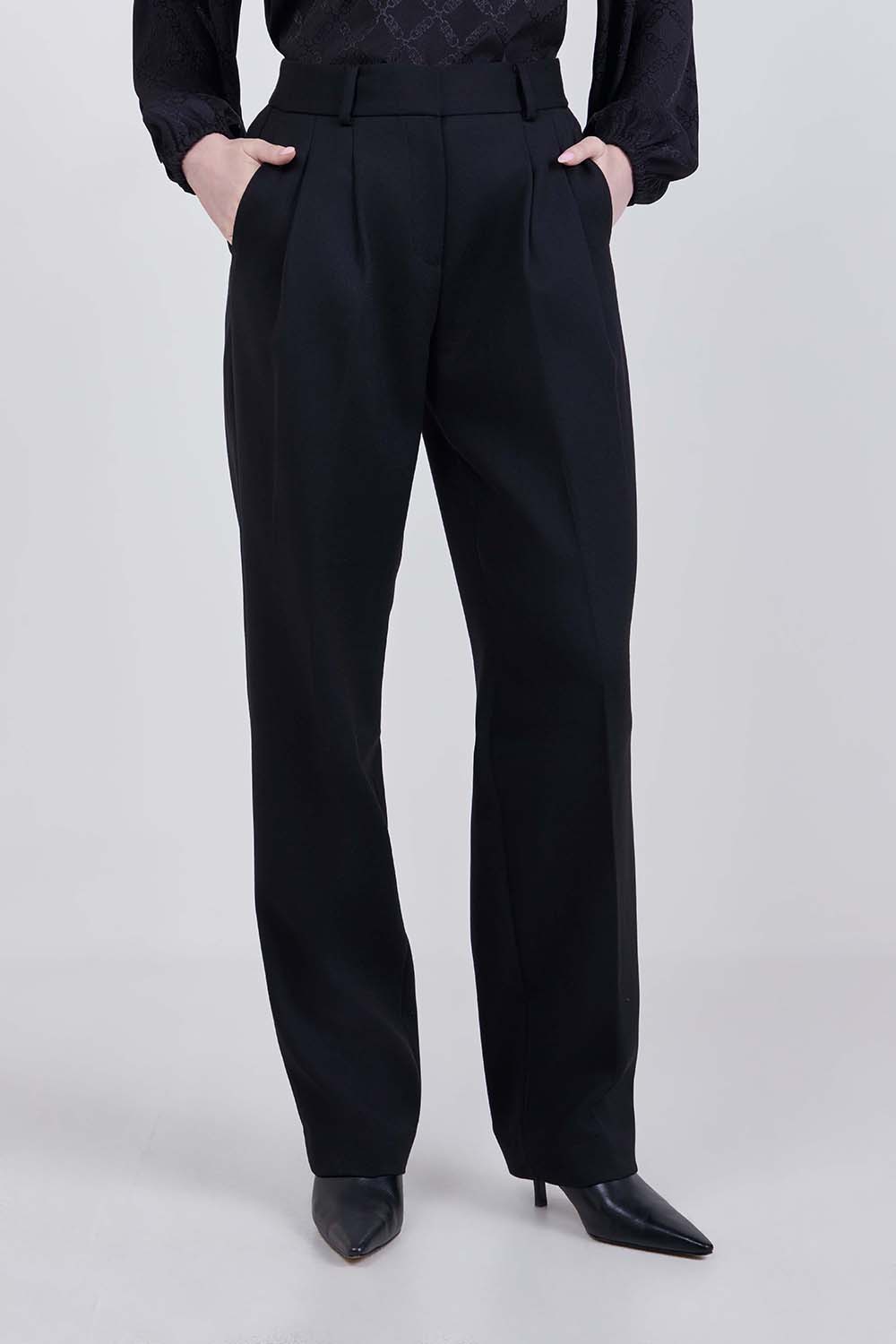 תמונת דוגמן קידמית של מכנסיים מחוייטים