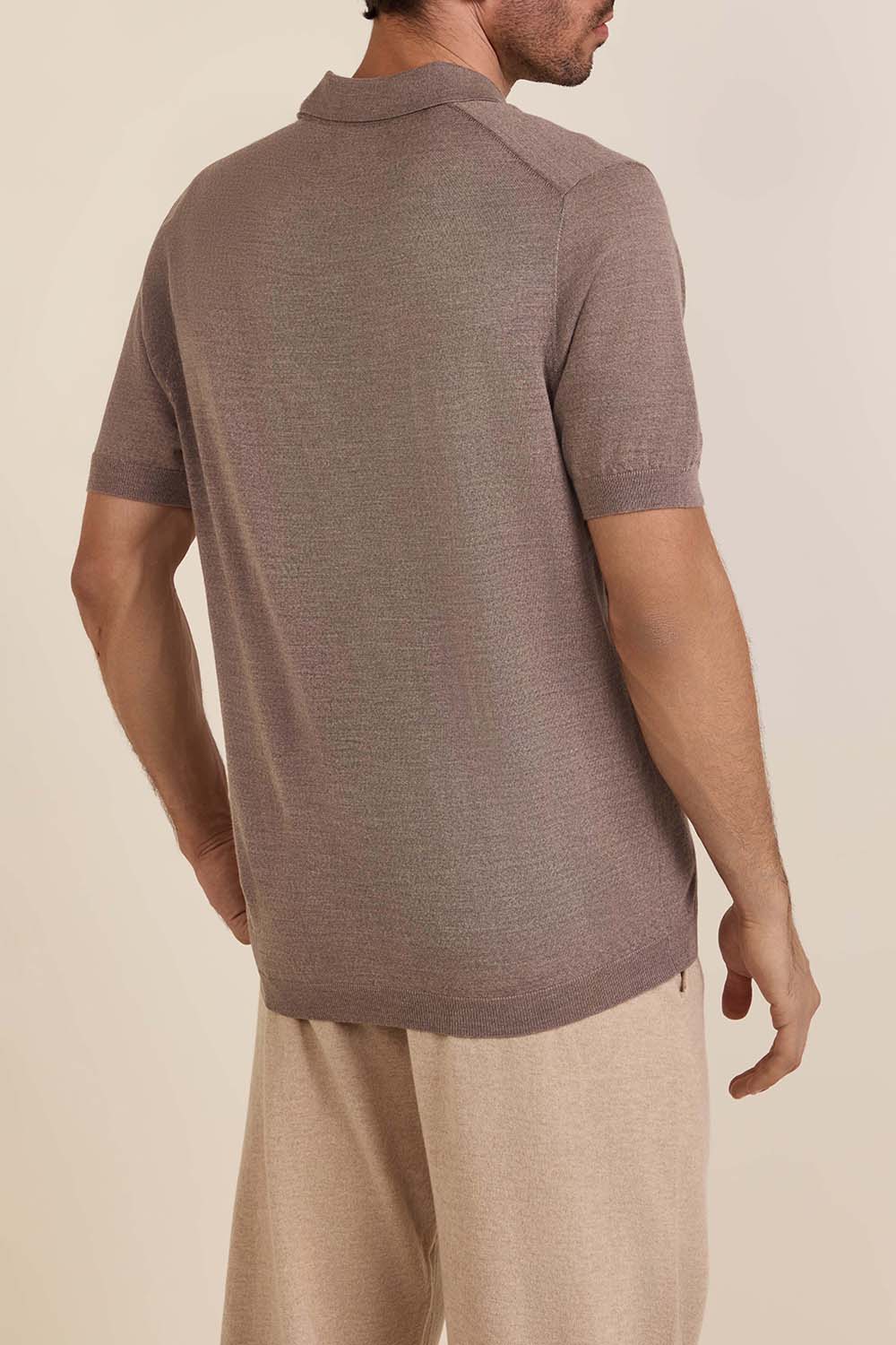 תמונת דוגמן אחורית של חולצת טי