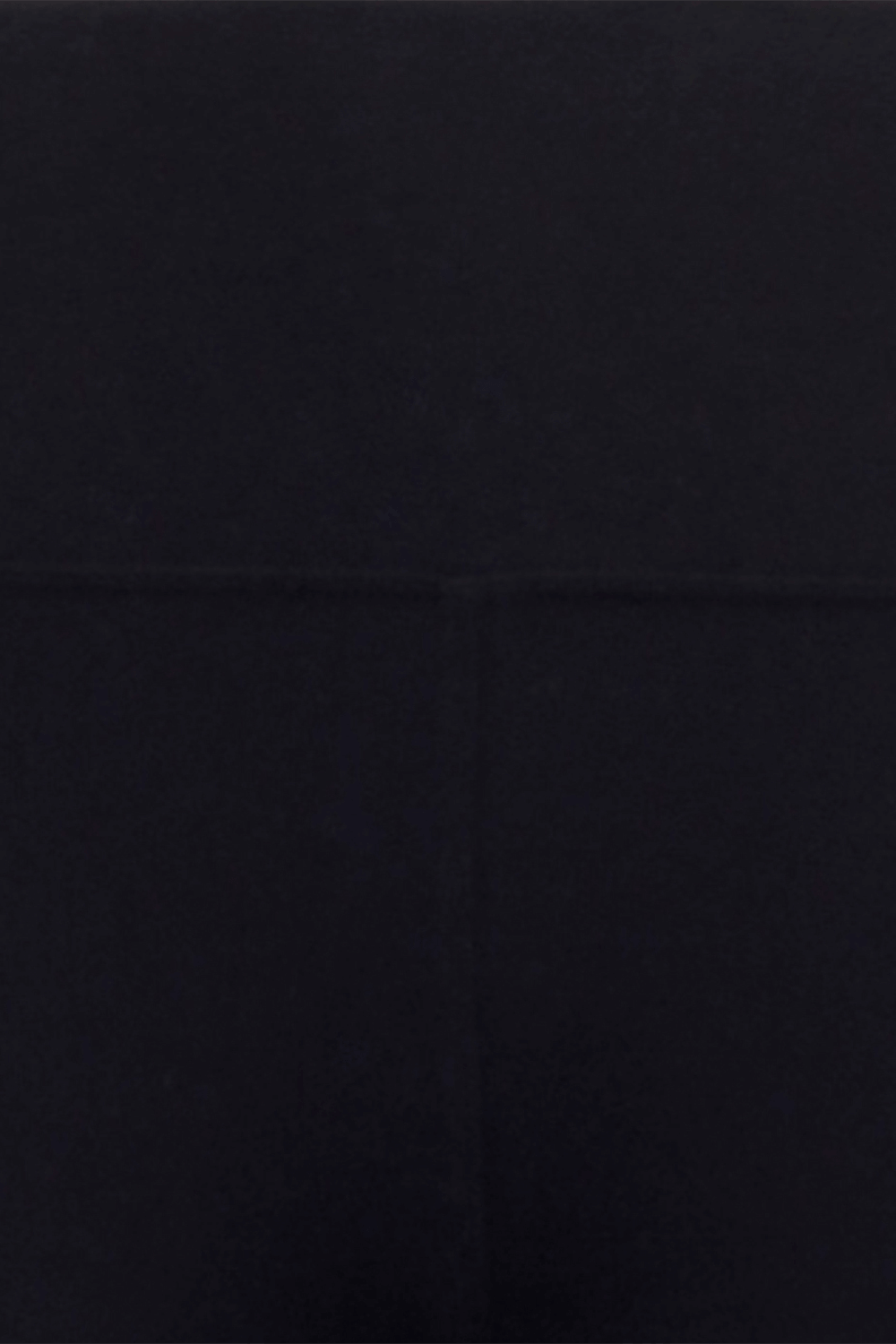 תמונה אחורית של מכנסי טייץ שחורים בגזרה גבוהה