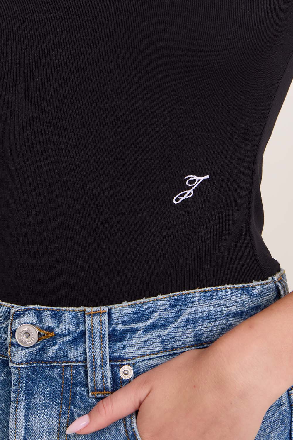 תמונת תקריב דוגמן של בגד גוף