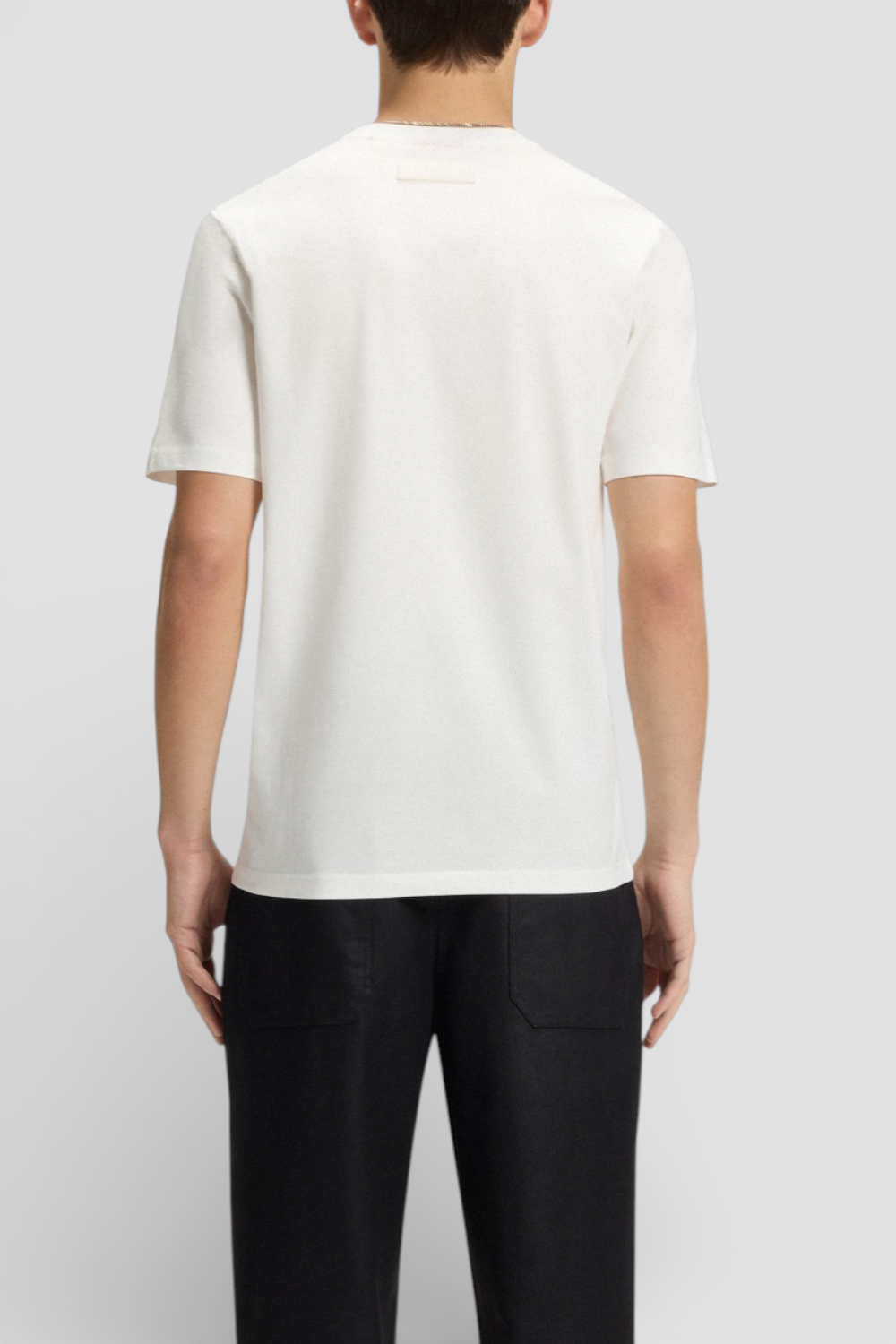 תמונת דוגמן אחורית של חולצת טי