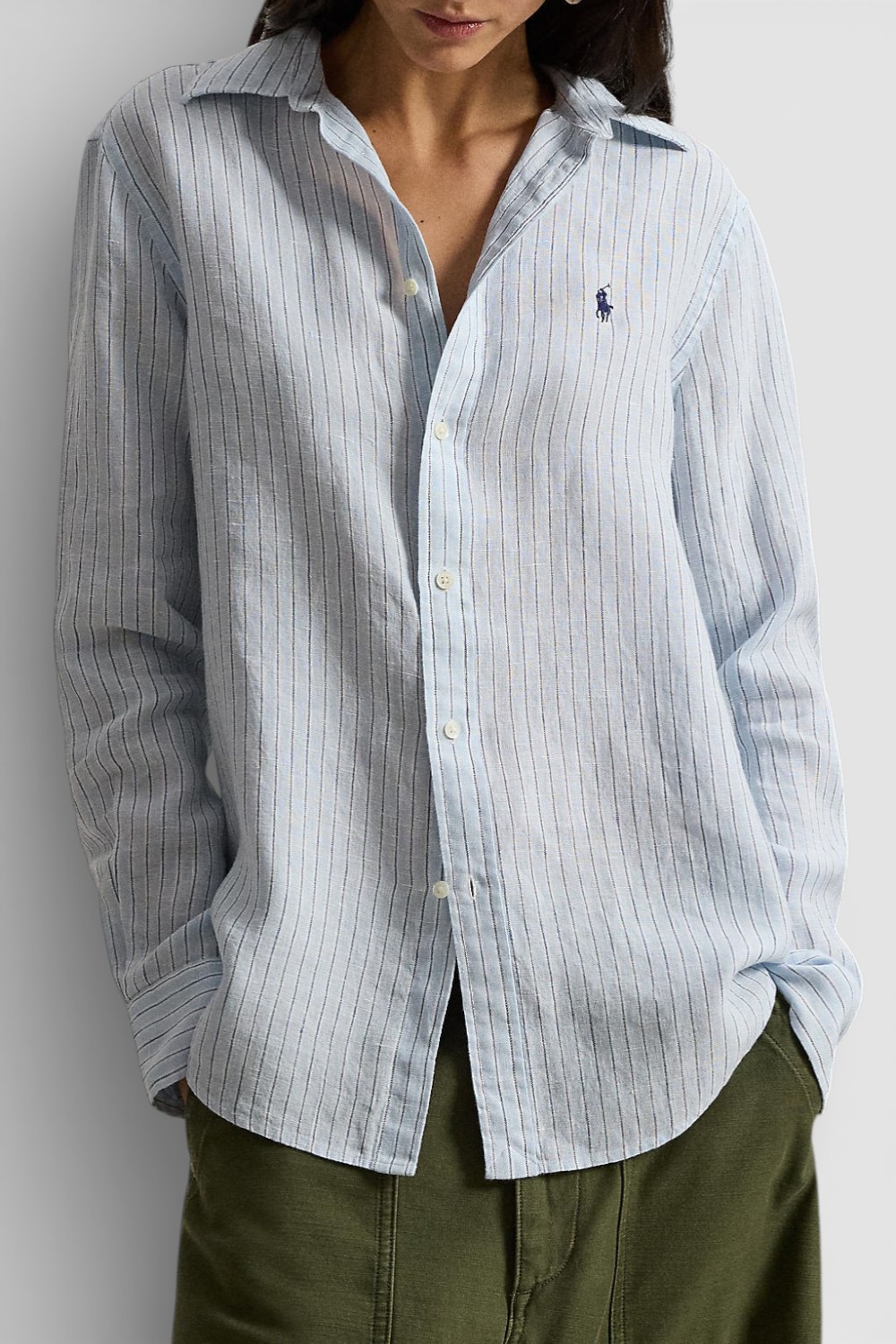 תמונת דוגמן קידמית של חולצה מכופתרת