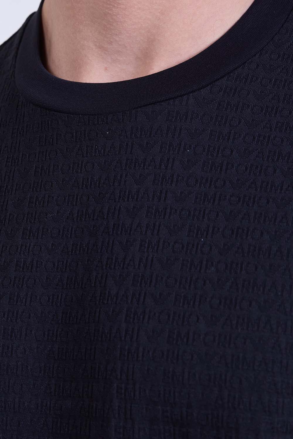 תמונת תקריב דוגמן של חולצת טי בגזרה רגילה