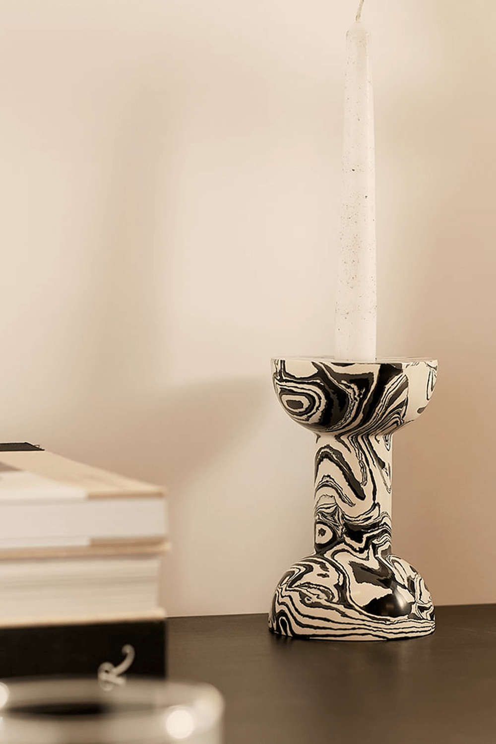 תמונה אחורית של פמוט דאמבל בשחור ולבן