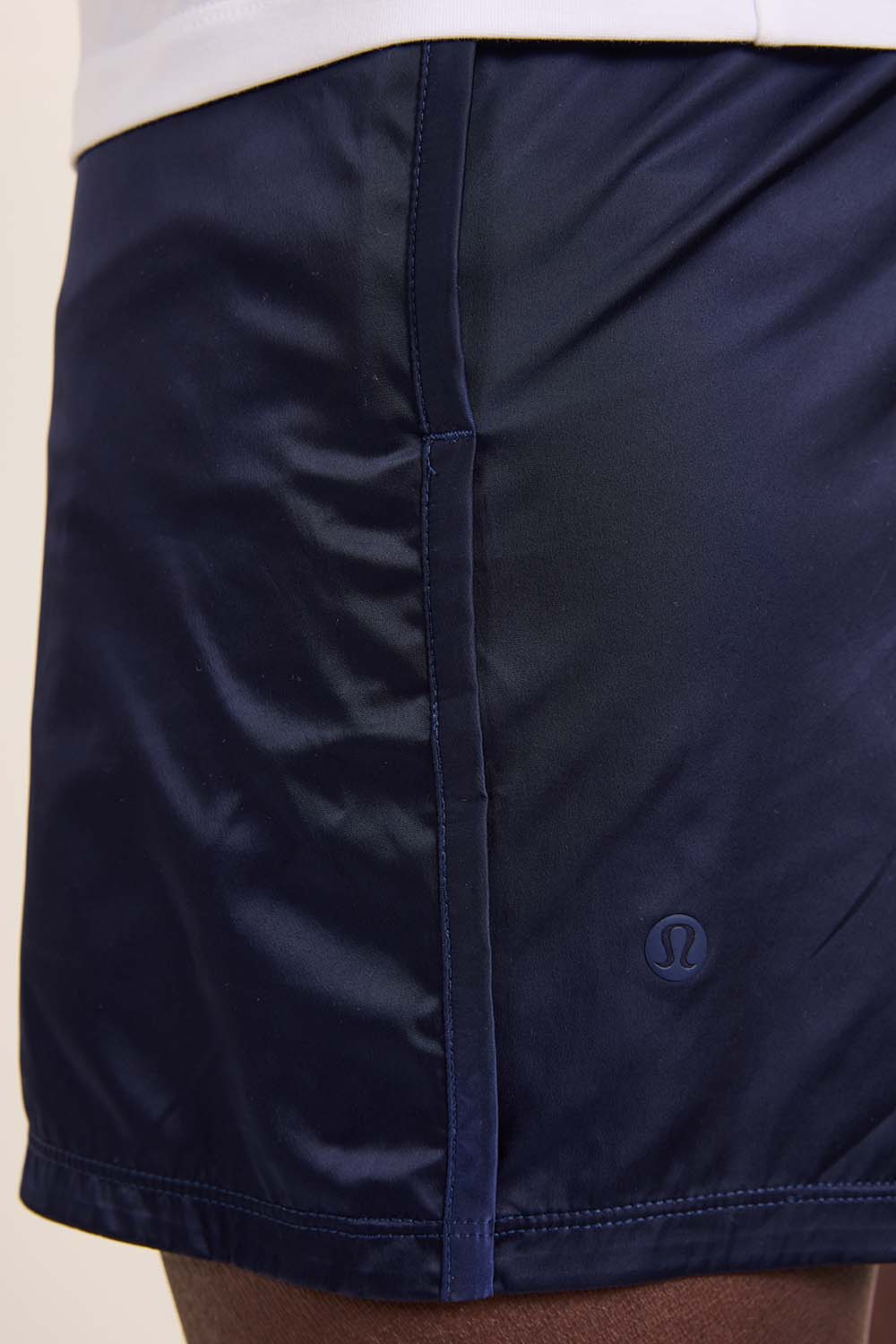 תמונת תקריב דוגמן של Stretch Satin Nylon Short 5