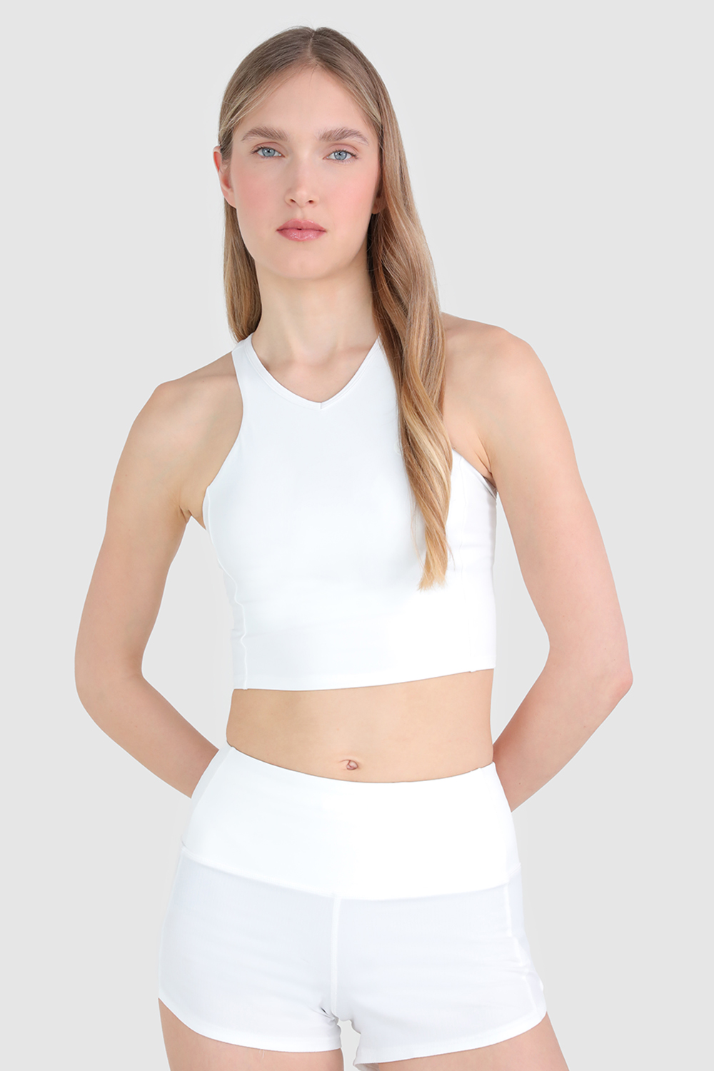 תמונת דוגמן קידמית של Cropped V-Neck Tennis Tank Top
