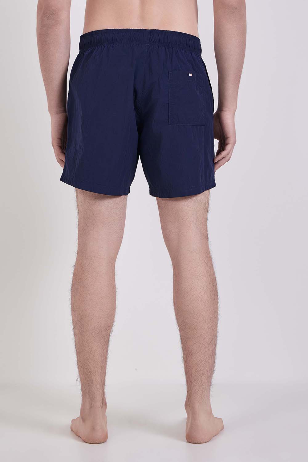 תמונת דוגמן אחורית של מכנסי בגד ים