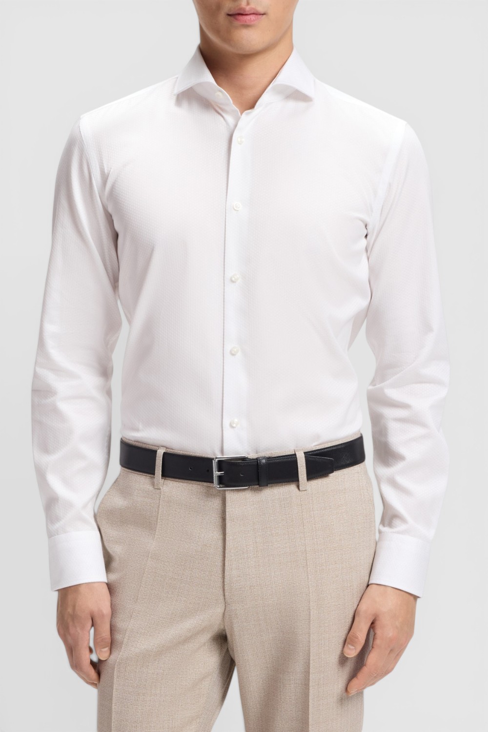 תמונת דוגמן קידמית של חולצה מכופתרת בגזרה ישרה