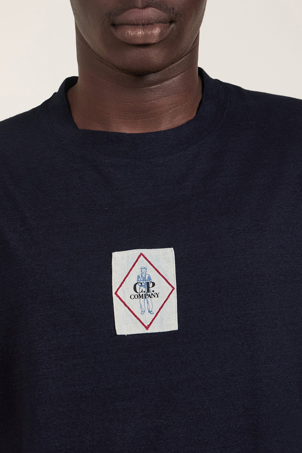 תמונת דוגמן אחורית של חולצת טי