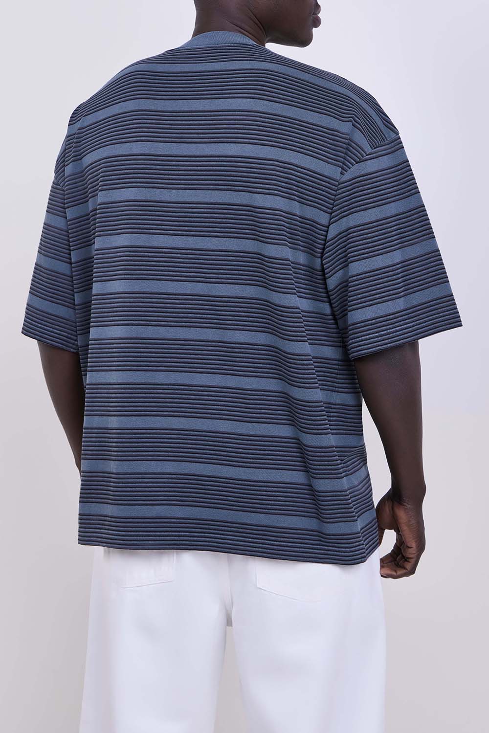 תמונת דוגמן אחורית של חולצת טי בגזרה משוחררת