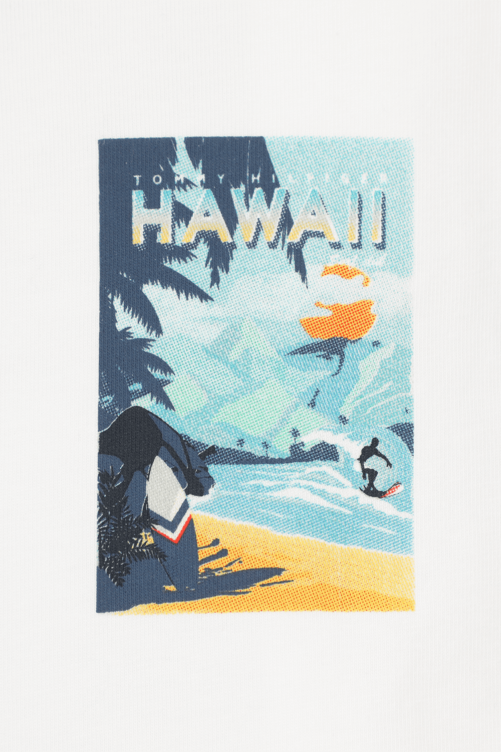 תמונת תקריב של גילאי 8-16 חולצת טי לבנה עם פרינט הוואי