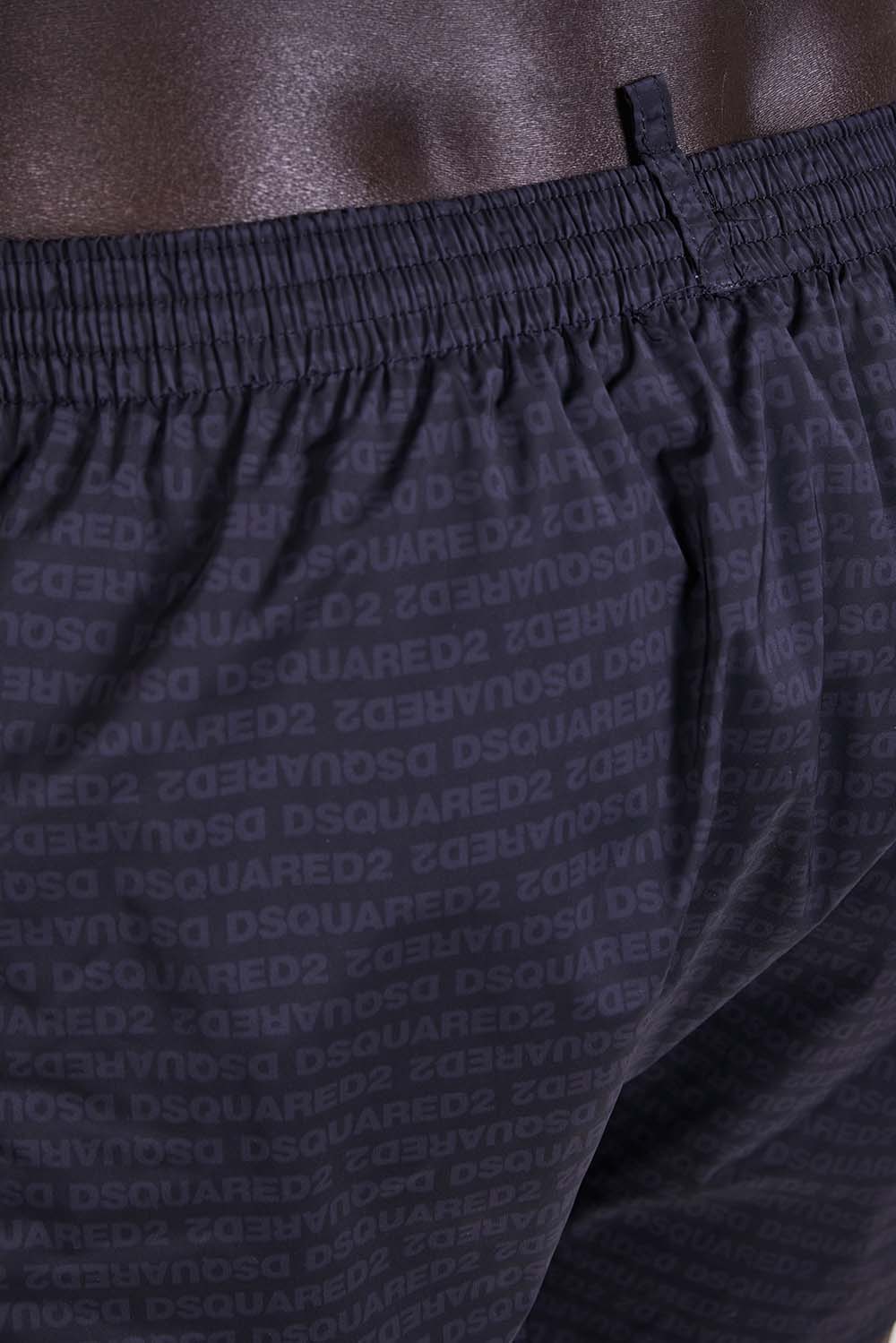 תמונת תקריב דוגמן של מכנסי בגד ים