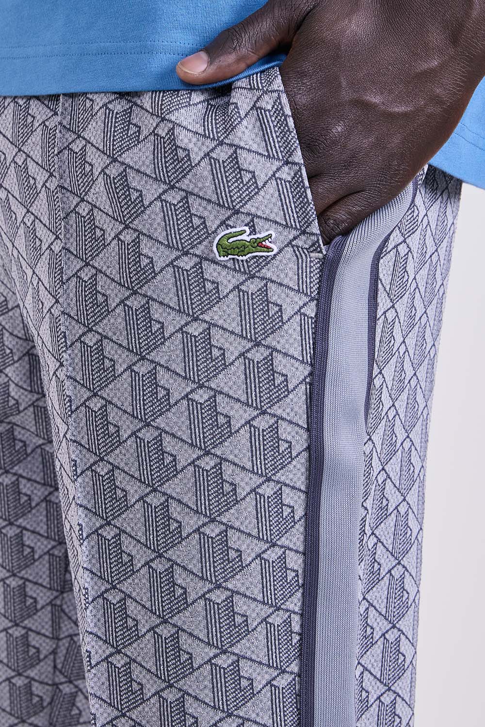 תמונת תקריב דוגמן של מכנסיים ארוכים