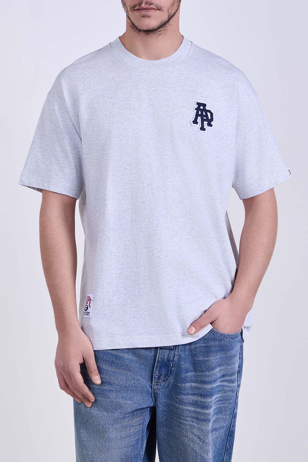 תמונת דוגמן קידמית של חולצת טי בגזרה ישרה