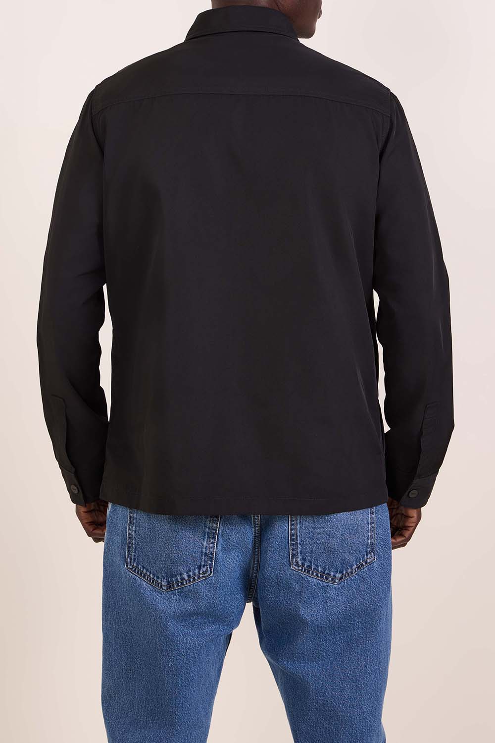 תמונת דוגמן אחורית של חולצה מכופתרת