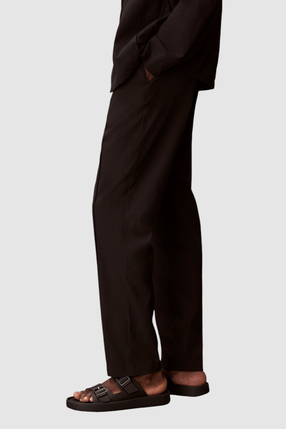 תמונת תקריב דוגמן של מכנסיים ארוכים בגזרה ישרה