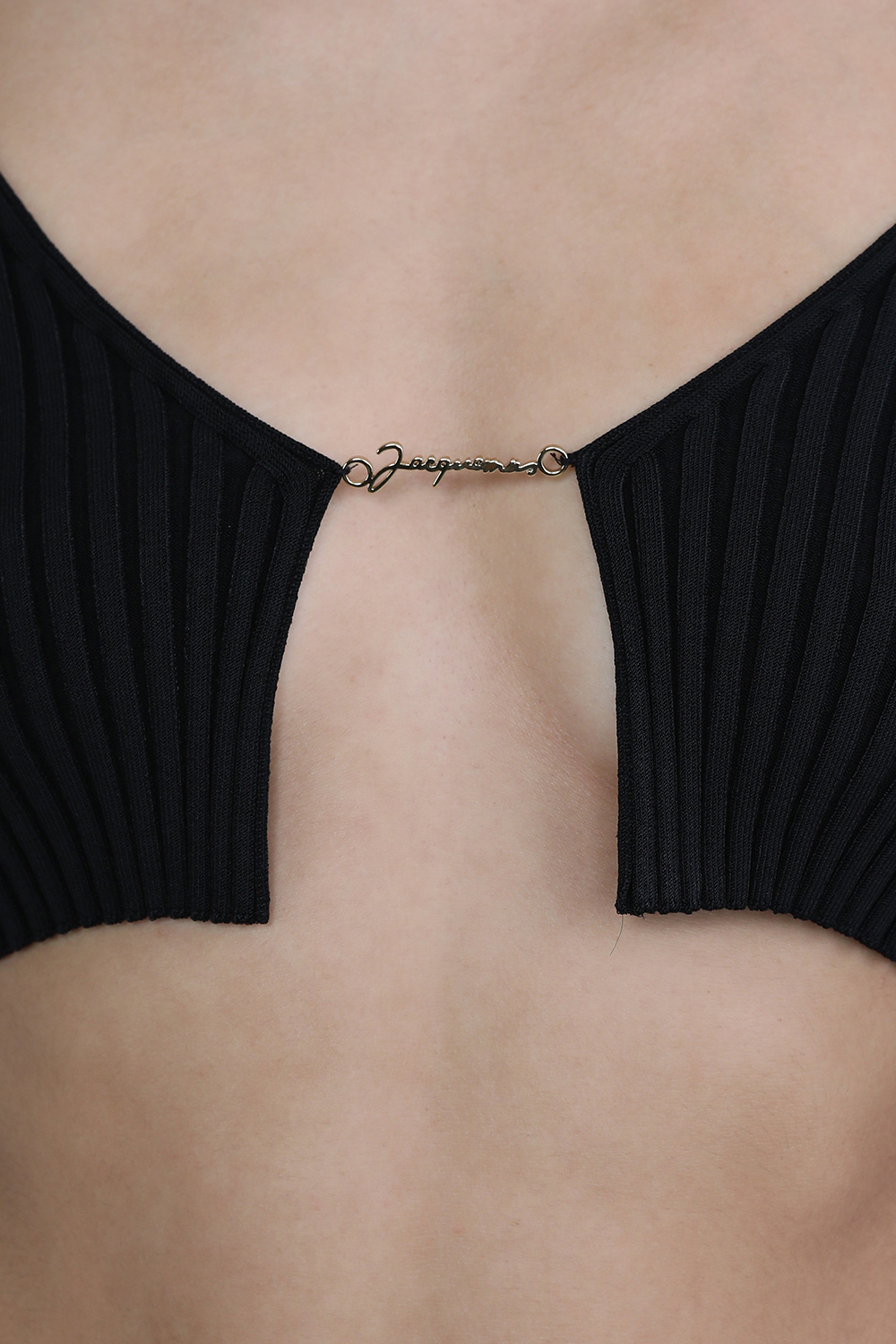 תמונת תקריב דוגמן של סריג פראלו שחור עם אלמנט מוזהב