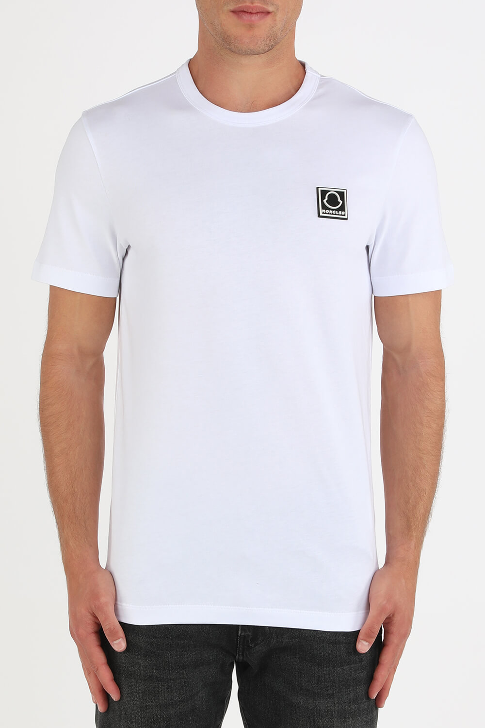 תמונת דוגמן קידמית של חולצת טי עם לוגו סיליקון בצבע לבן
