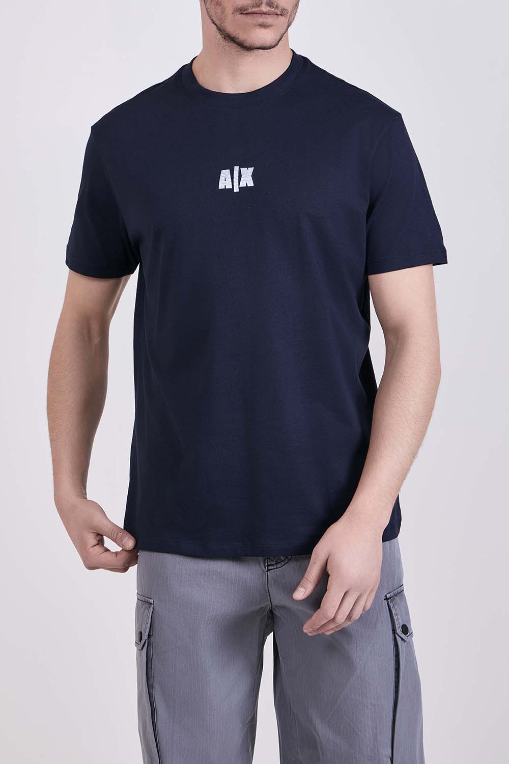 תמונת דוגמן קידמית של חולצת טי בגזרה ישרה