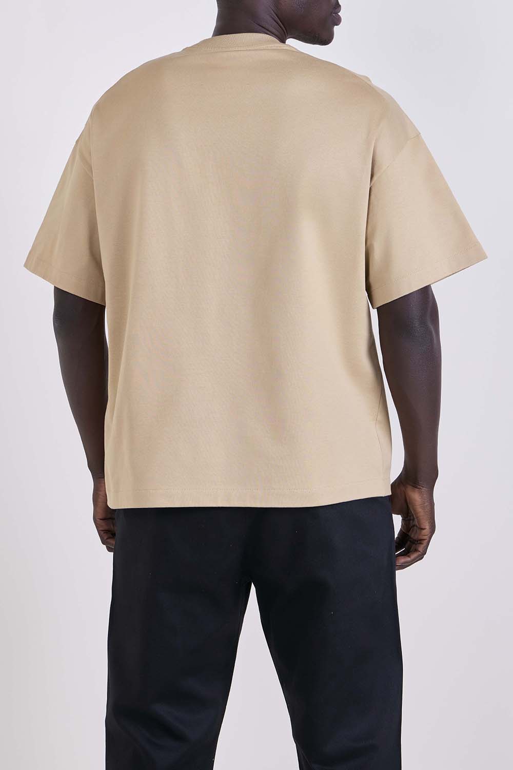 תמונת דוגמן אחורית של חולצת טי