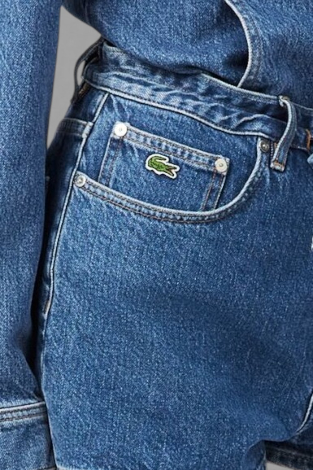 תמונת תקריב דוגמן של מכנסי ג'ינס קצרים