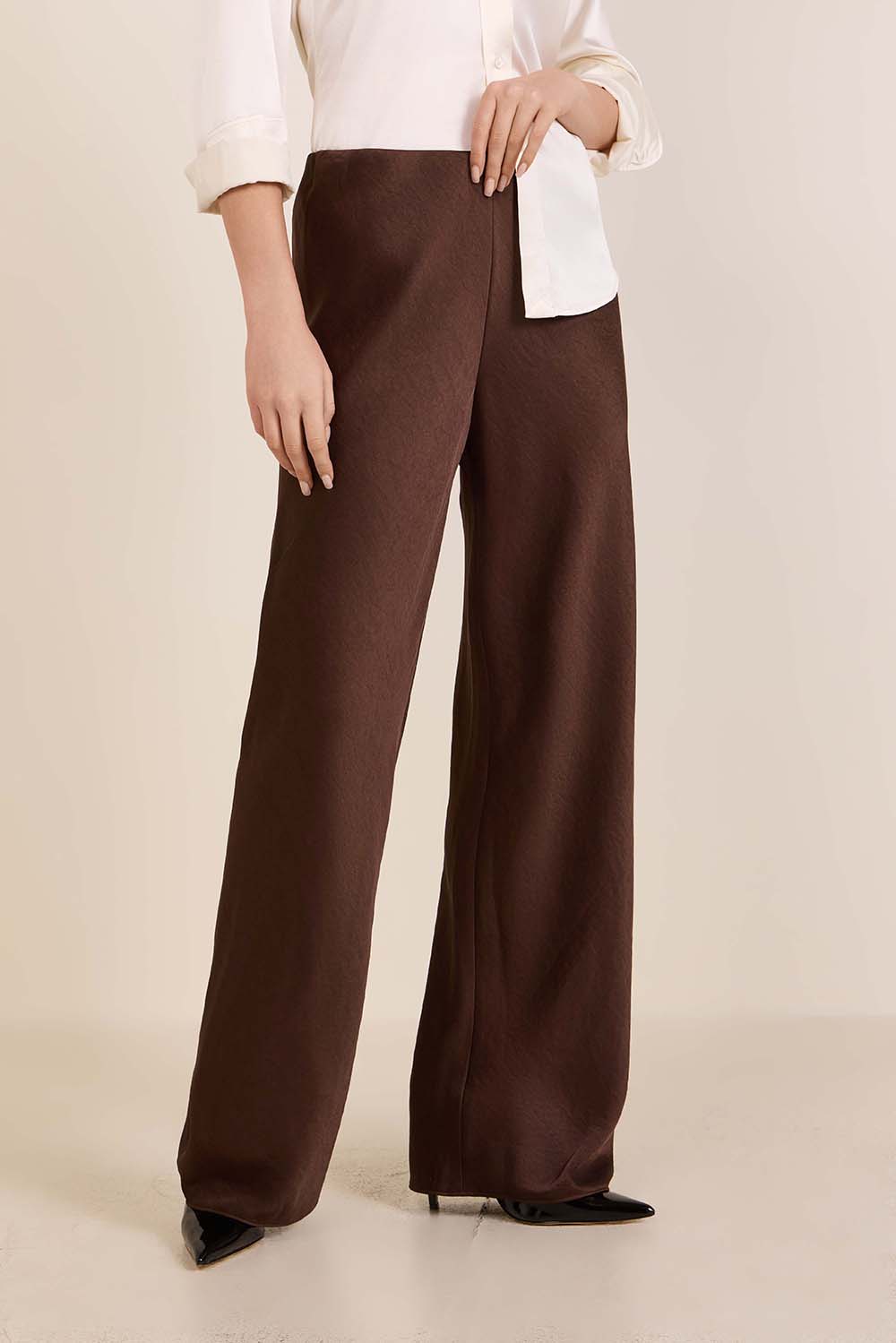 תמונת דוגמן קידמית של מכנסיים מחויטים בגזרה גבוהה