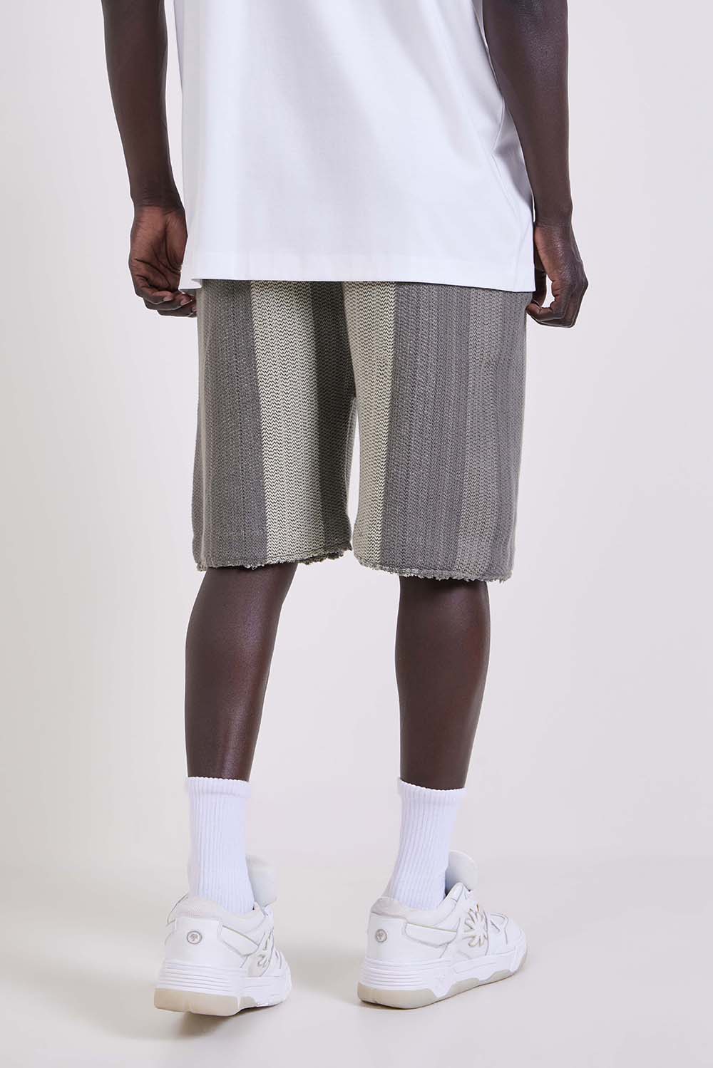 תמונת דוגמן אחורית של מכנסיים קצרים סרוגים