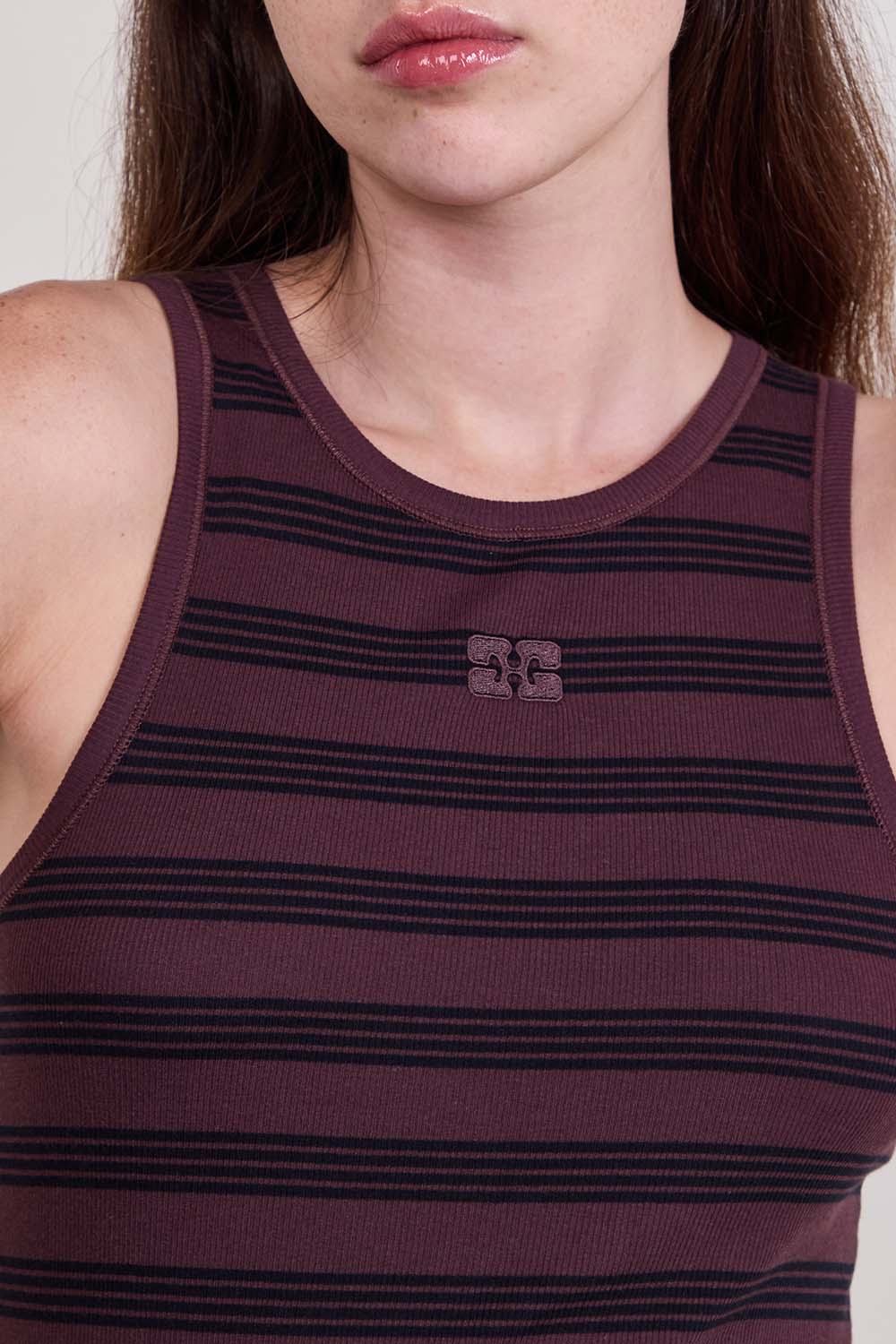 תמונת תקריב דוגמן של גופייה בגזרת סלים