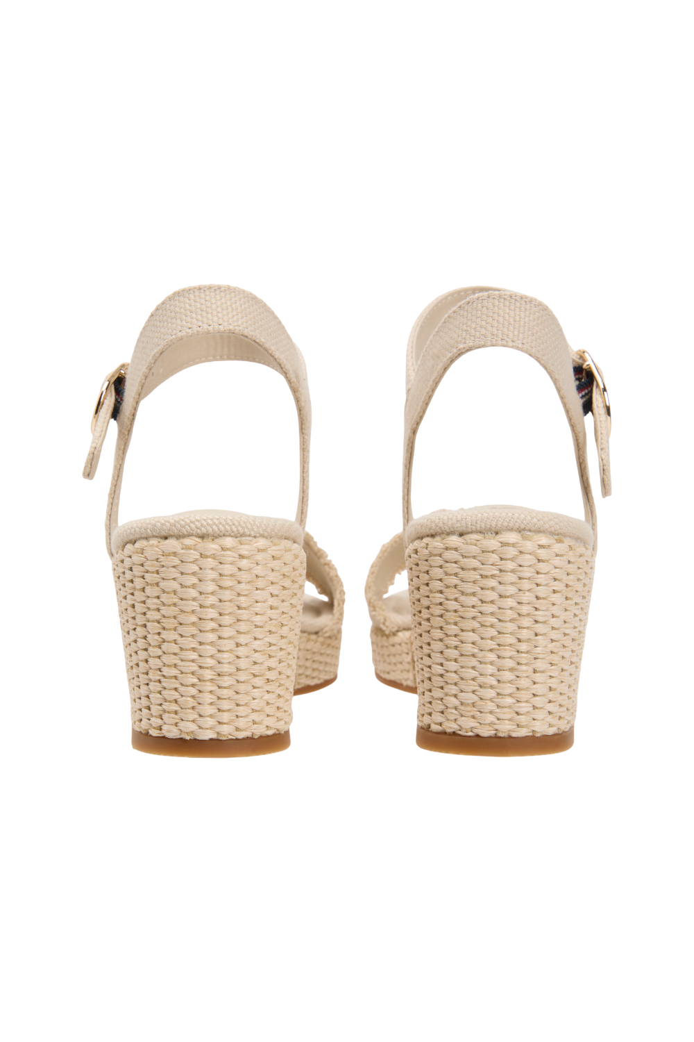 תמונת תקריב של סנדלי עקב