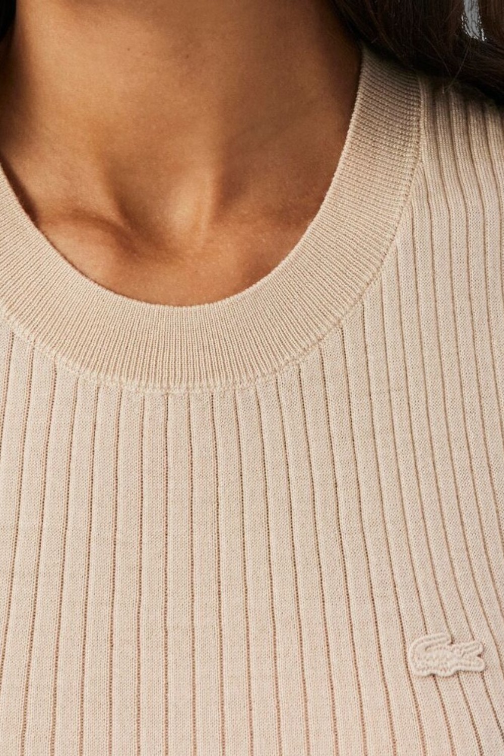 תמונת תקריב דוגמן של גופיית סריג ריב