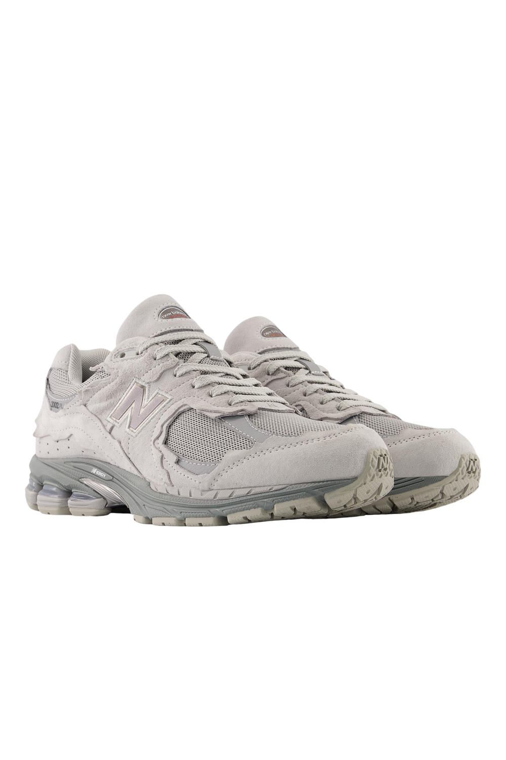 תמונת תקריב של נעלי סניקרס 2002R