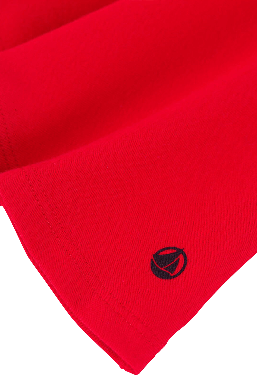 תמונת תקריב של גילאי 6-12 חצאית אדומה עם שרוכים