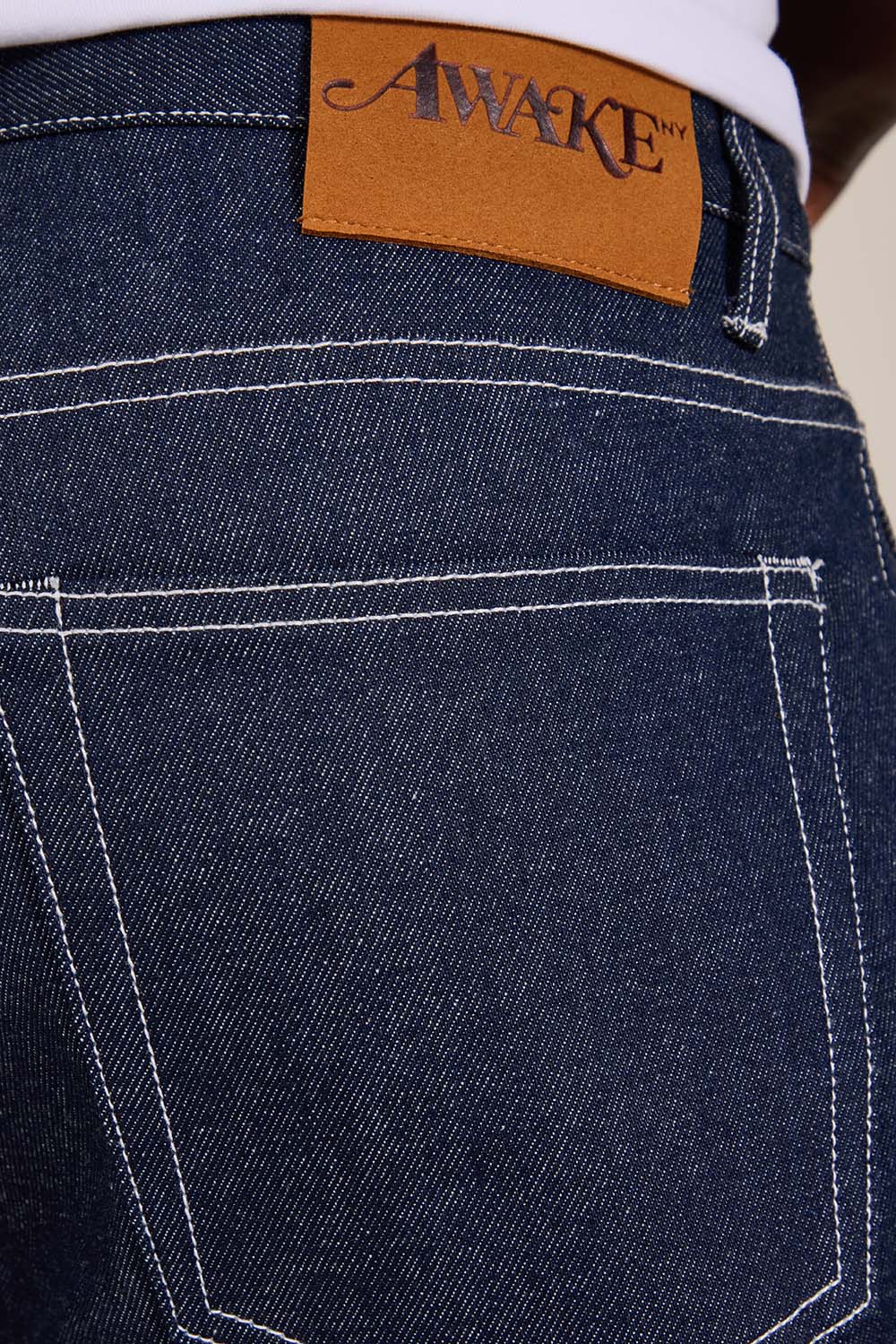 תמונת תקריב דוגמן של מכנסי ג'ינס בגזרה ישרה