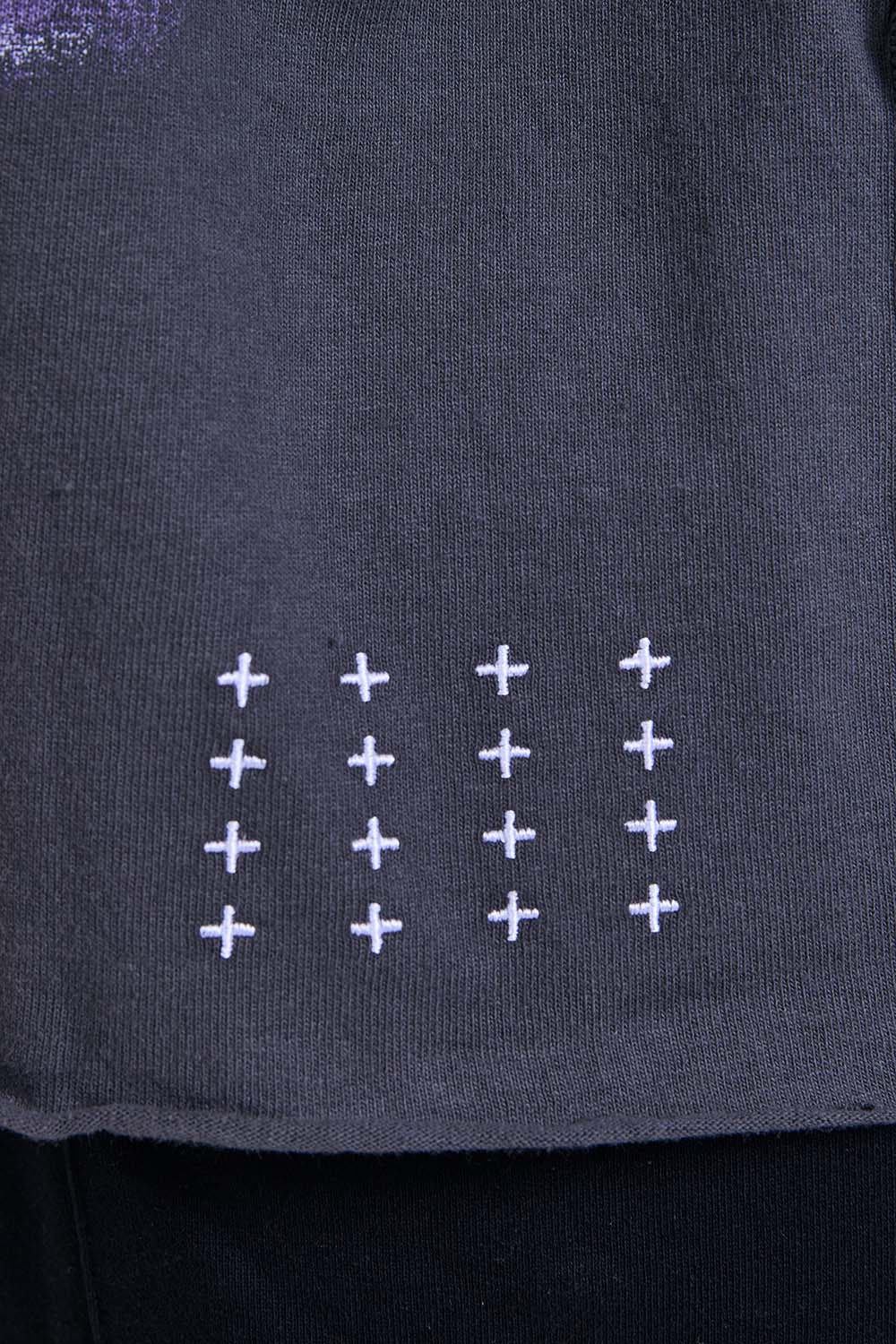 תמונת תקריב דוגמן של חולצת טי אוברסייז