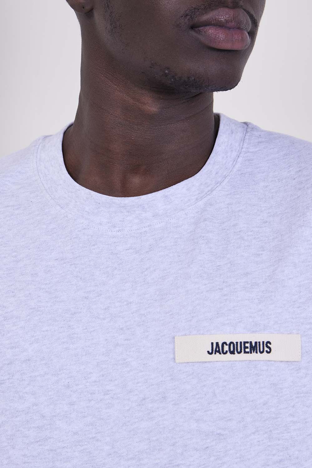 תמונת תקריב דוגמן של חולצת טי בגזרה משוחררת